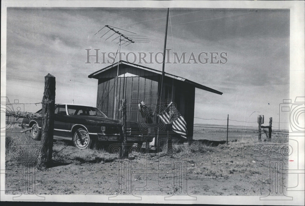 1981 Postmaster Helen Wrye raising American flag  - Historic Images