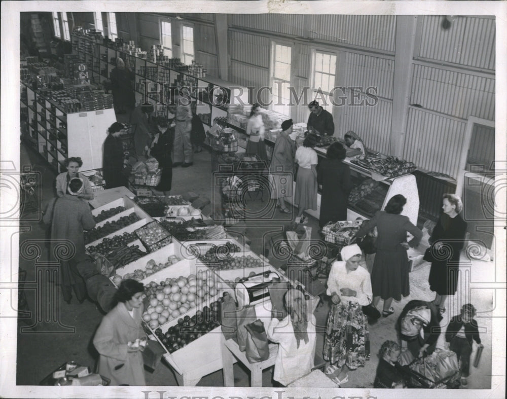 1956 Okinawa Supermarket is much like the supermarkets in the U.S. - Historic Images