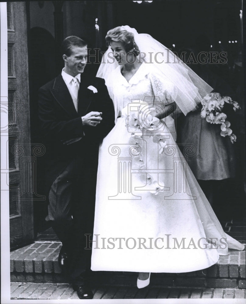 Press Photo Married Couple walks out the church - Historic Images