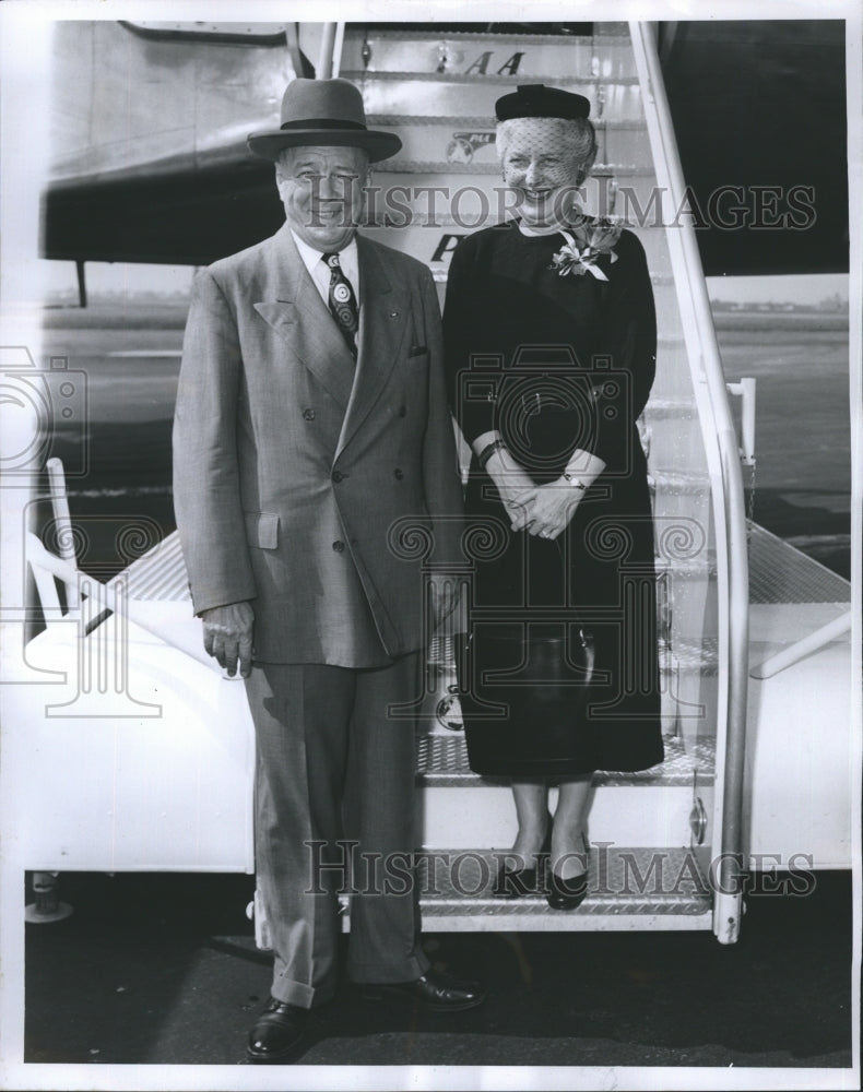 Press Photo Dr. &amp; Mrs. George Lull leaving for trip to Europe on Pan Am flight. - Historic Images