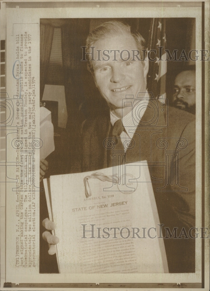 1974 Governor Brendan Byrne sign the bill making New Jersey the - Historic Images