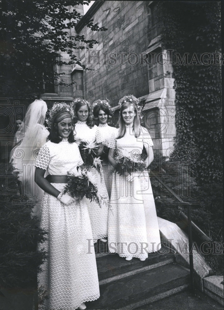 1970Press Photo attendants wear renaissance Garlands and gowns of parchment lace - Historic Images