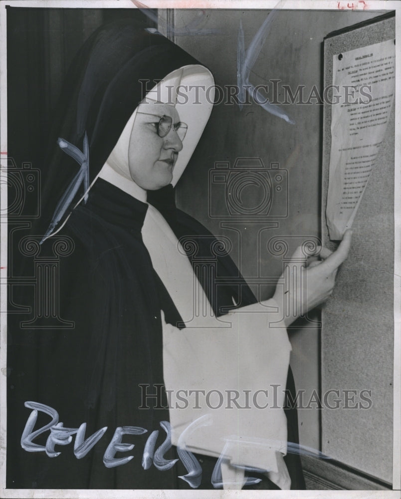 1951 Sister Ann Joachim named "Woman of the Year" by U. of Detroit - Historic Images