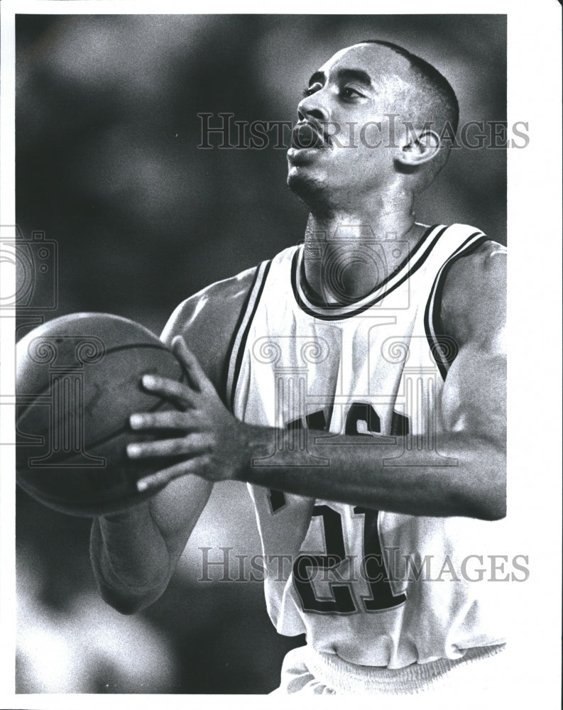 Press Photo Tulsa Basketball player shea Seals attempting a free throw. - Historic Images
