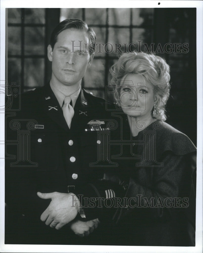 2001 Press Photo Actors Jeffrey Nordling Angie Dickinson Remembrance - Historic Images