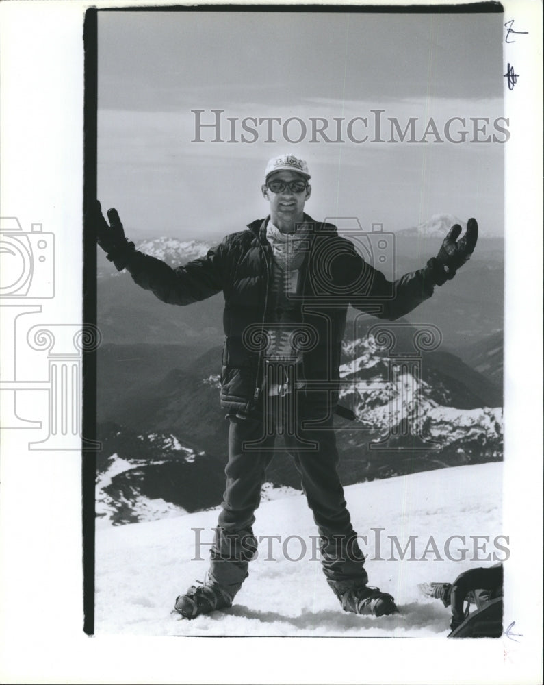 1992 Press Photo Tom Ferry climbs mount Rainer - Historic Images