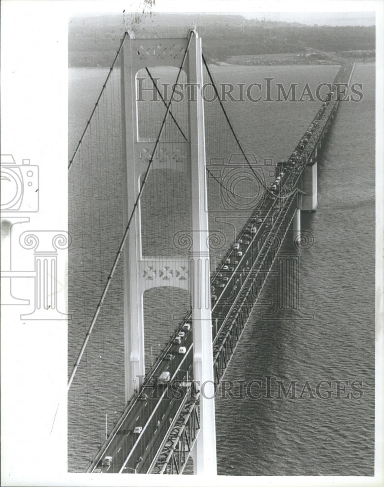 1986 Pedestrian walk stretches across bridge for Labor Day walk. - Historic Images