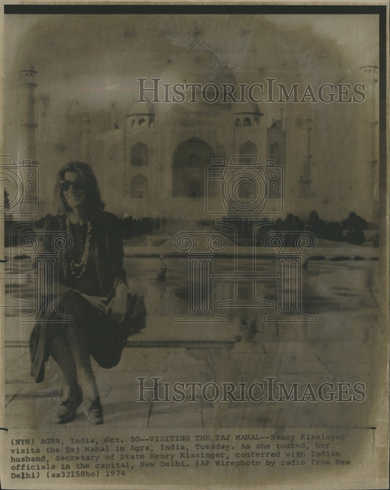 1974 Nancy Kissinger at the Taj Mahal  - Historic Images