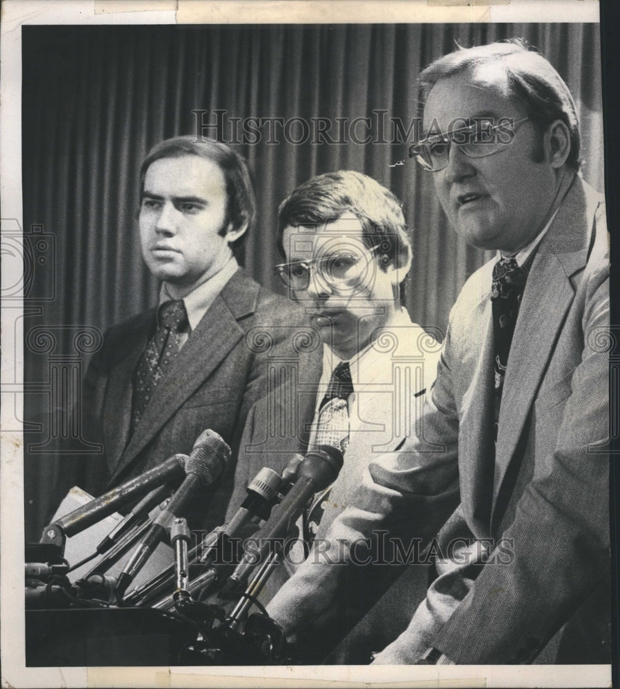 1975 U.S. Attorney James R. Thompson holds press conference - Historic Images