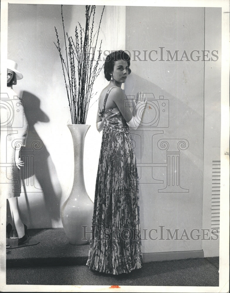 1963 Collection of Hattie Carnegie, worn by Mrs James R. Coulter - Historic Images