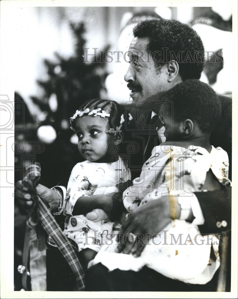 1987 Mayor Sawyer of Chicago Holding Felicia James and Lee Carrol - Historic Images