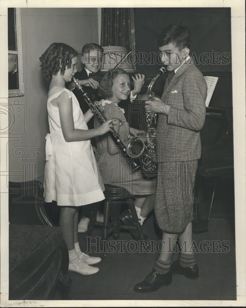 Press Photo Pupils at music schools. - RSH65395 - Historic Images