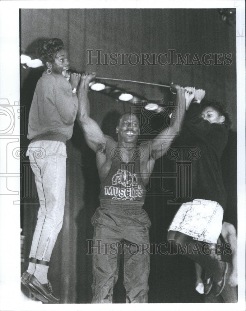 1988 Errick Redmond lifts high school students - Historic Images