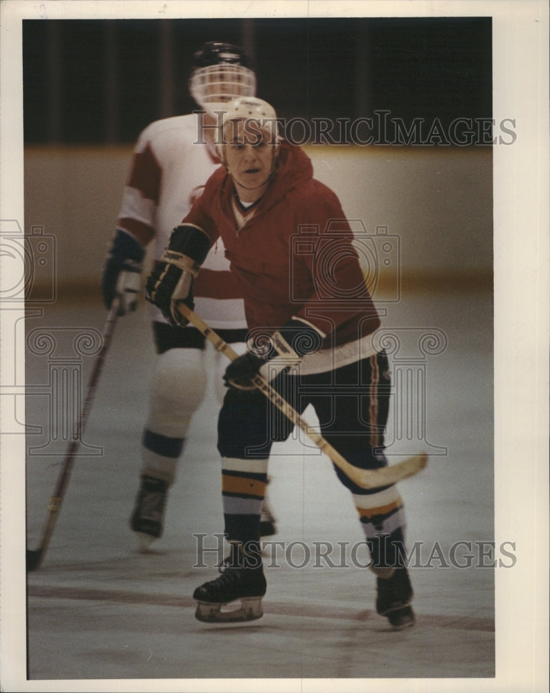 1993 Press Photo Rev. Kenneth Untener Catholic Priest Playing Hockey - Historic Images