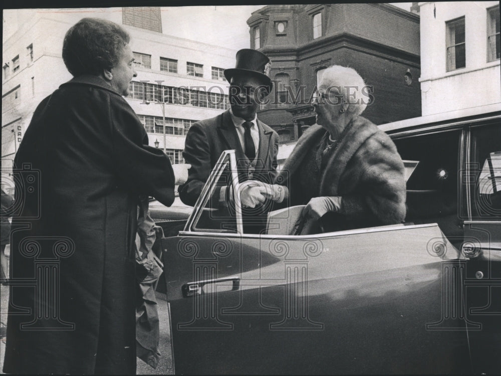 1969 Mrs James Westcott & Mrs Weymouth Kirkland Attend Fashion Show - Historic Images