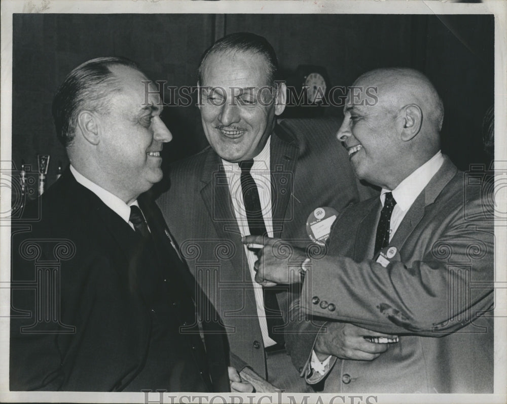 1965 Three Members Of Chicago Federated Advertising Club Confer - Historic Images