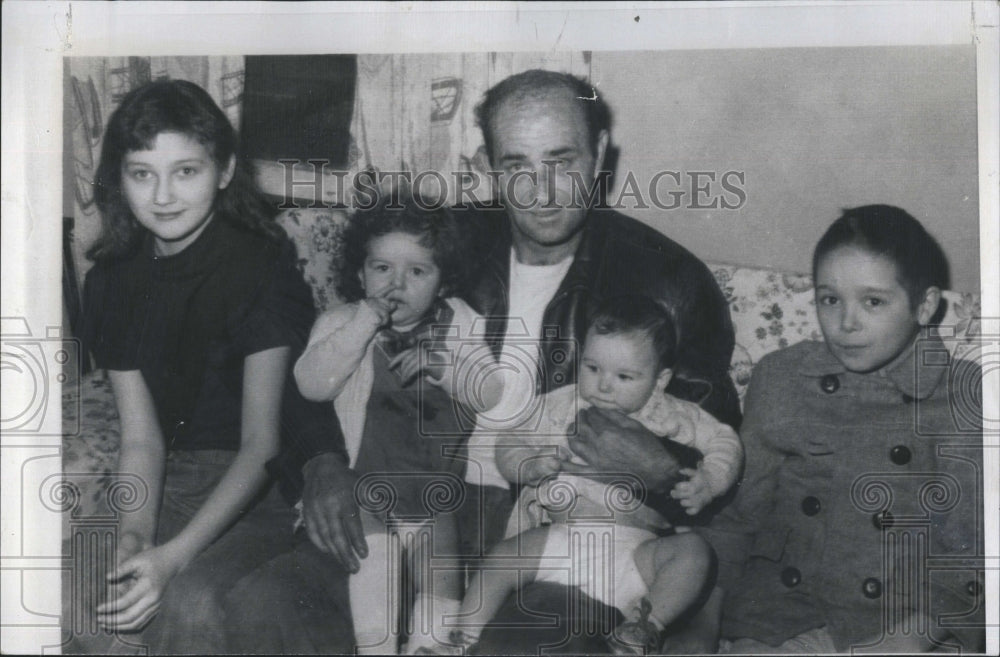 1961 James Kirkpatrick with his 4 kids (wife &amp; 3 kids died in fire) - Historic Images