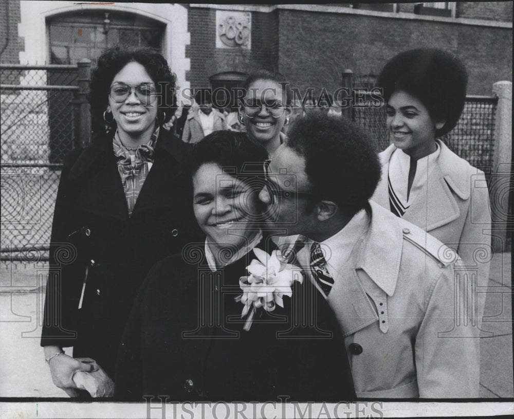 1975 Illinois Mom of the Year Mrs. Esther Grover with Family - Historic Images