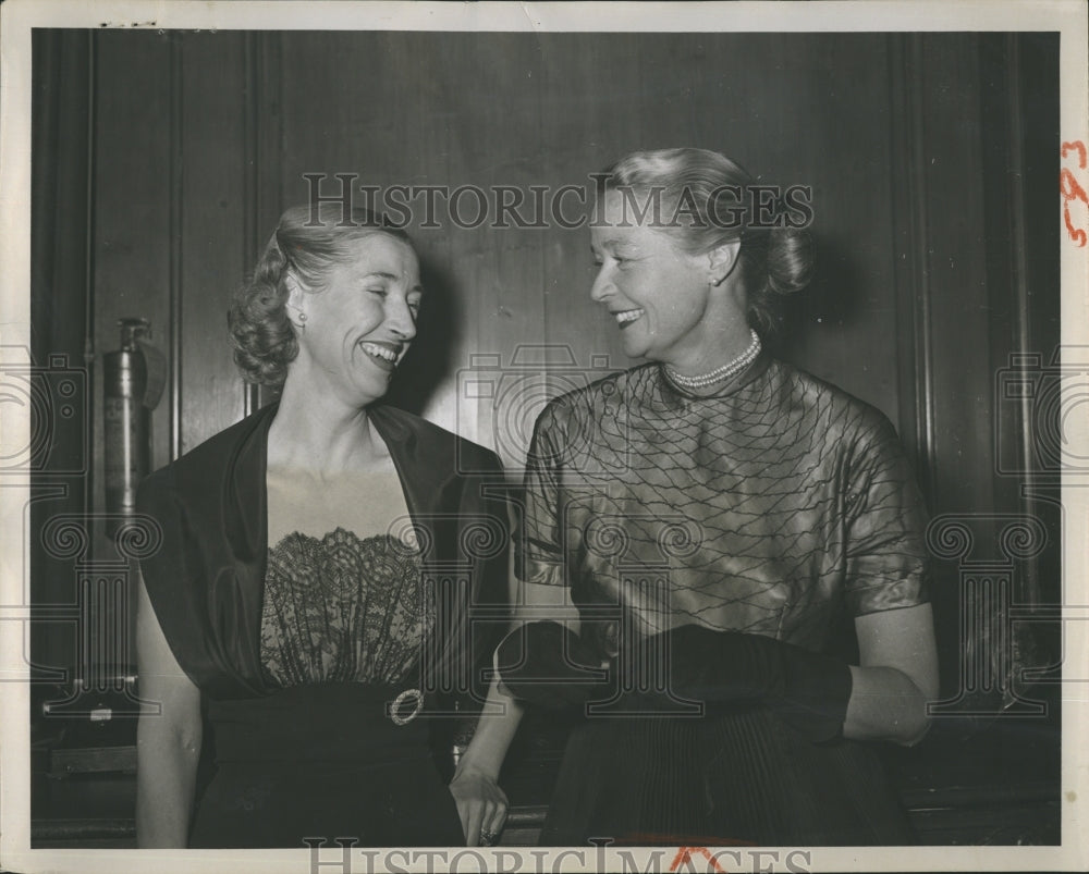 Press Photo Mrs. John Landreith with friend - Historic Images