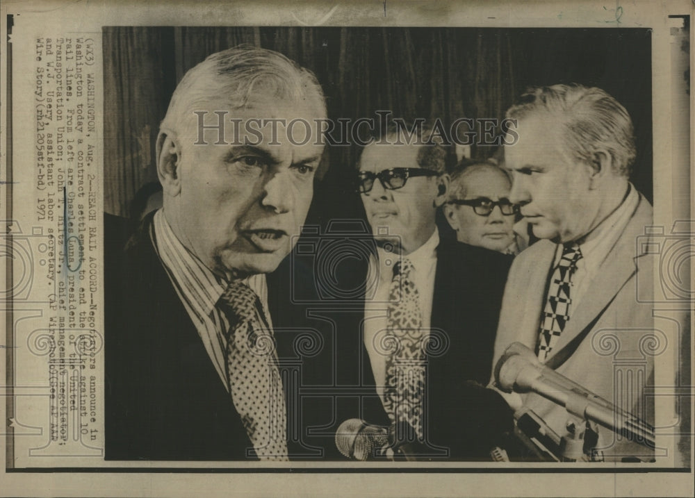 1971 Negotiators announce today a contract settlement to end the - Historic Images