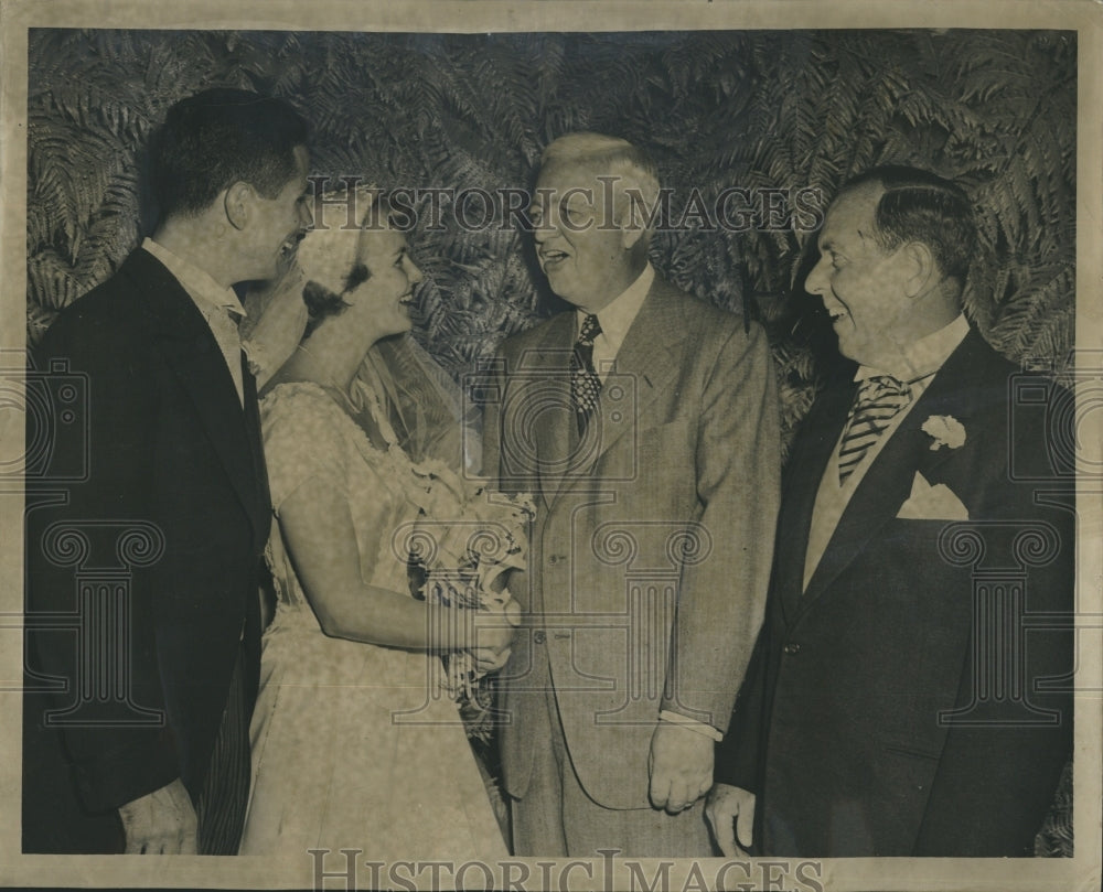 1949 Mayor Kennelly congratulates newlywed Mr. & Mrs. Robert Leander - Historic Images