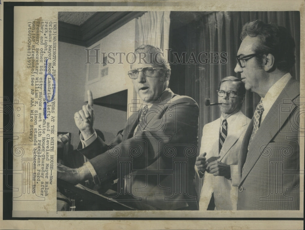 1975 Mayor Moon Landrieu &amp; Mayor Ralph Perk visit White House - Historic Images