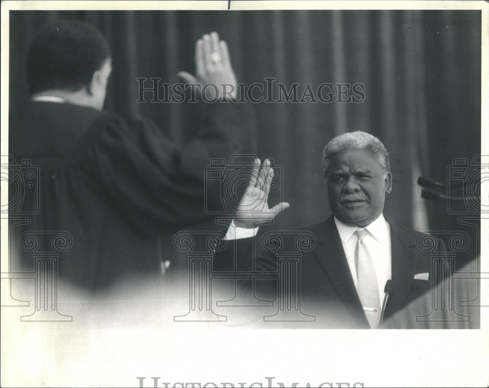 1987 Mayor Washington oath to Judge Charles E.Freeman. - Historic Images