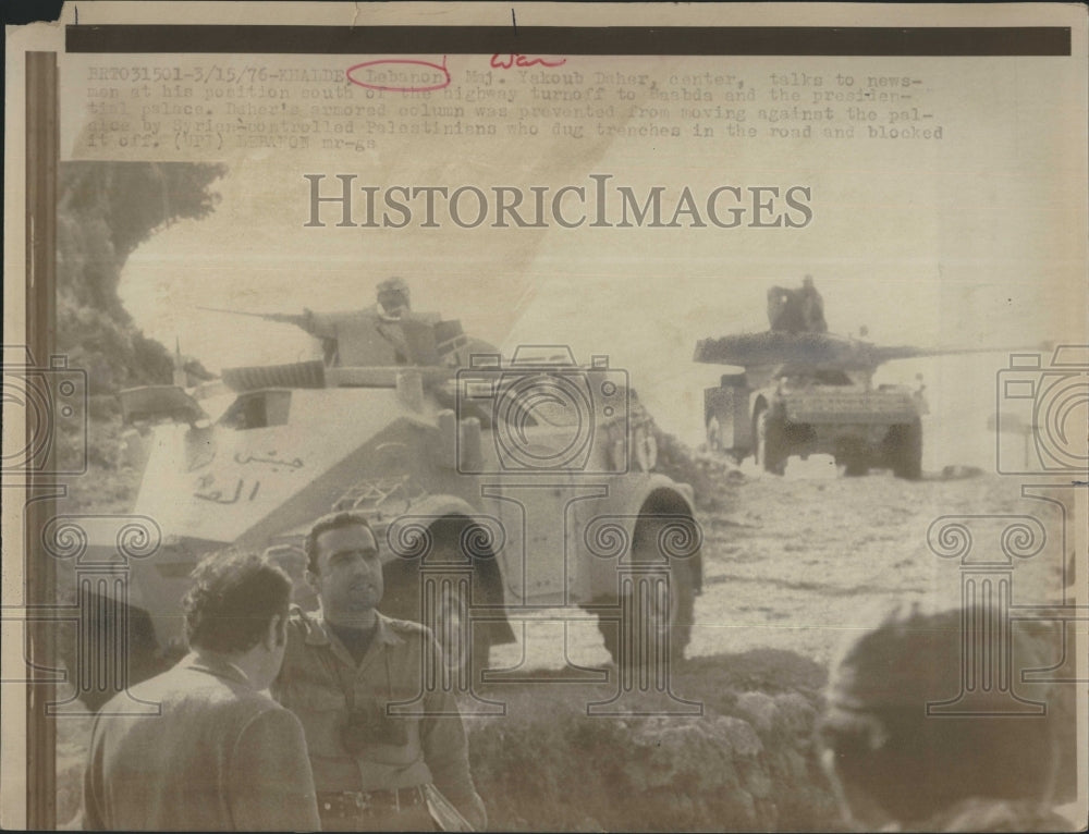 1976 Press Photo Lebanon Major Yakoub Dahar talks to newsman. - Historic Images