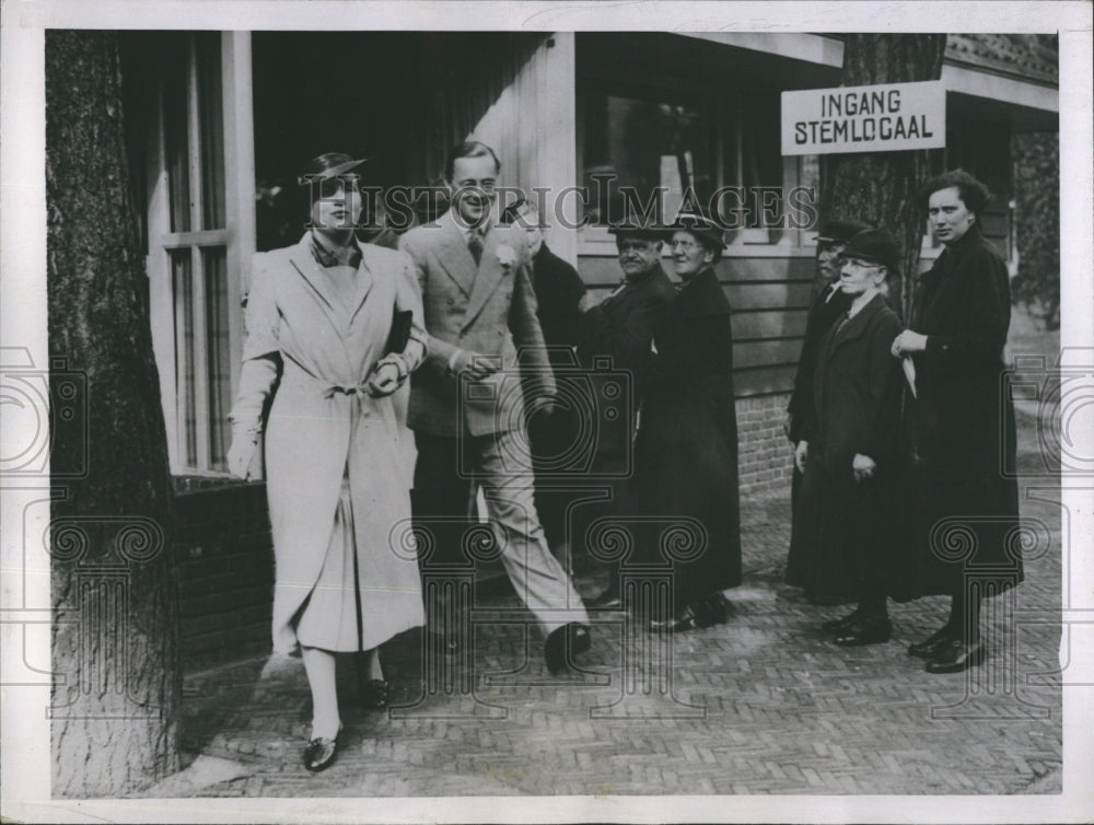 1937 Royal voters in Holland  - Historic Images