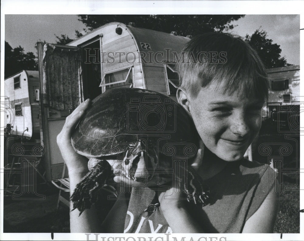 1992 Press Photo Corey Tinker, II proudly holds his turtle &quot;Brutey.&quot; - Historic Images