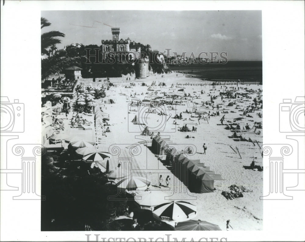 Press Photo A Beach in Portugal full of people. - Historic Images