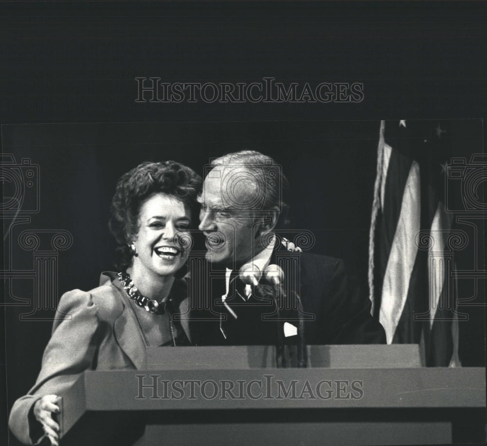 1987 Jim Wright Hugs wife Betty Wright on Stage. - Historic Images