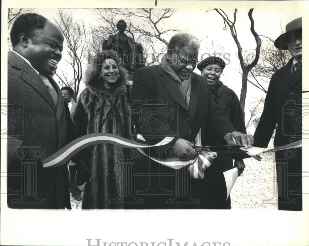 1987 Major Harold Washington cutting a ribbon with Jesse Madison. - Historic Images