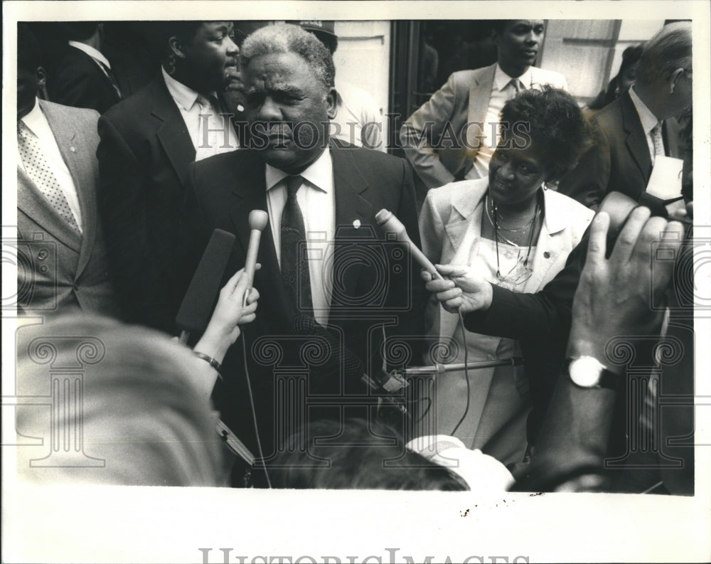 1987 Harold Washington with others leaving a meeting about tax - Historic Images