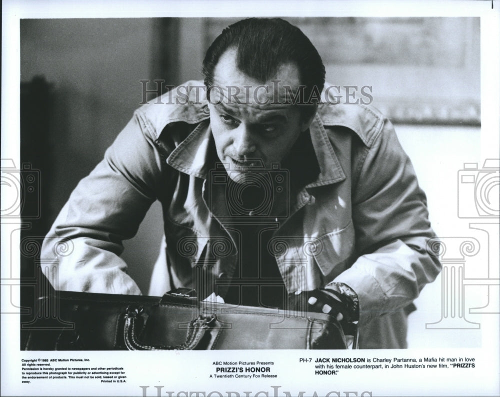 1985 Jack Nicholson on set of "Prizzi's Honor". - Historic Images