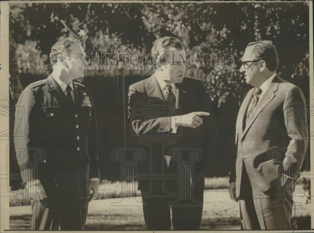 1973 President Nixon Speaks With Henry A. Kissinger At White House - Historic Images