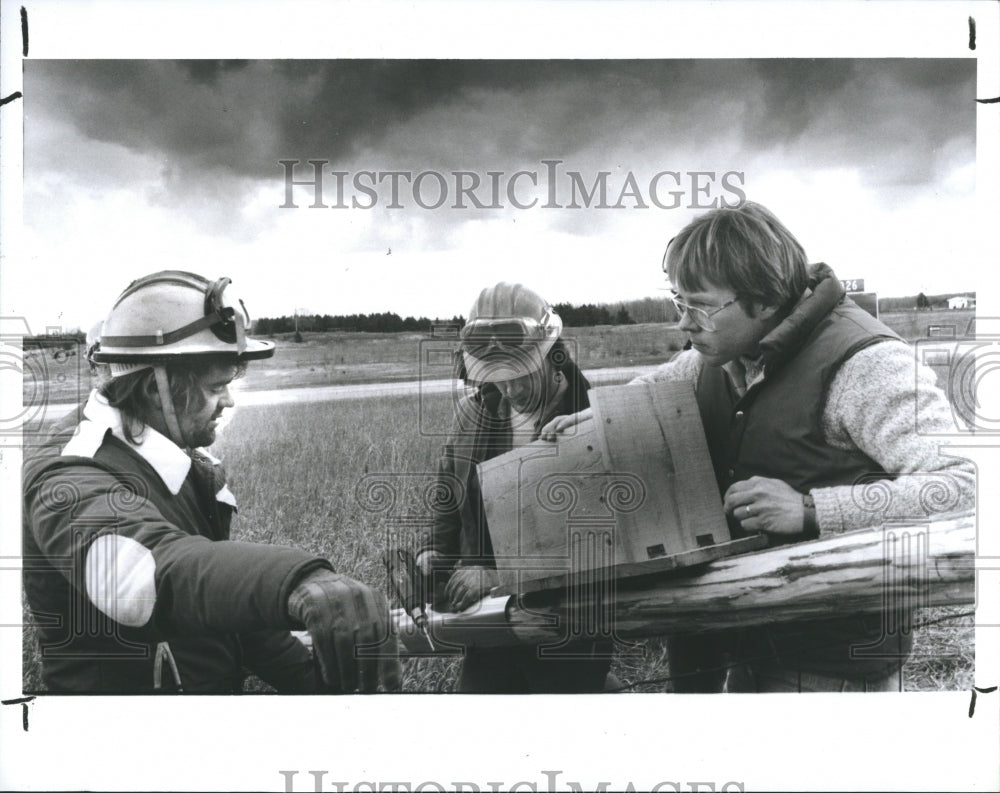 1987 Biologist Bart Ebbers (right) with 2 workers checks sparrow - Historic Images