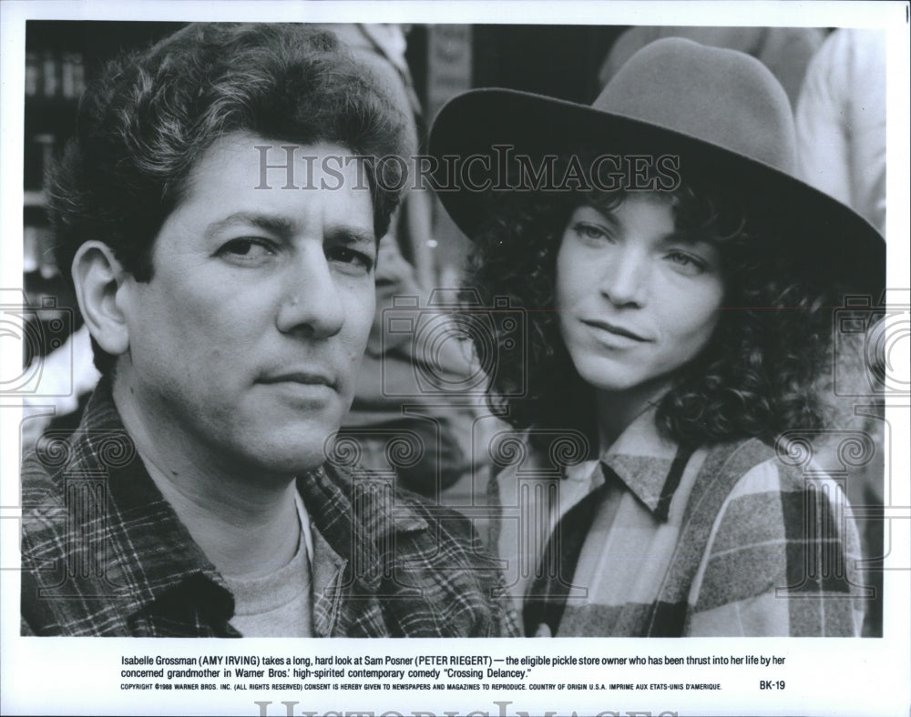 1988 Isabelle Grossman (Amy Irving) takes a long, hard look at Sam Posner (Peter Riegert - Historic Images