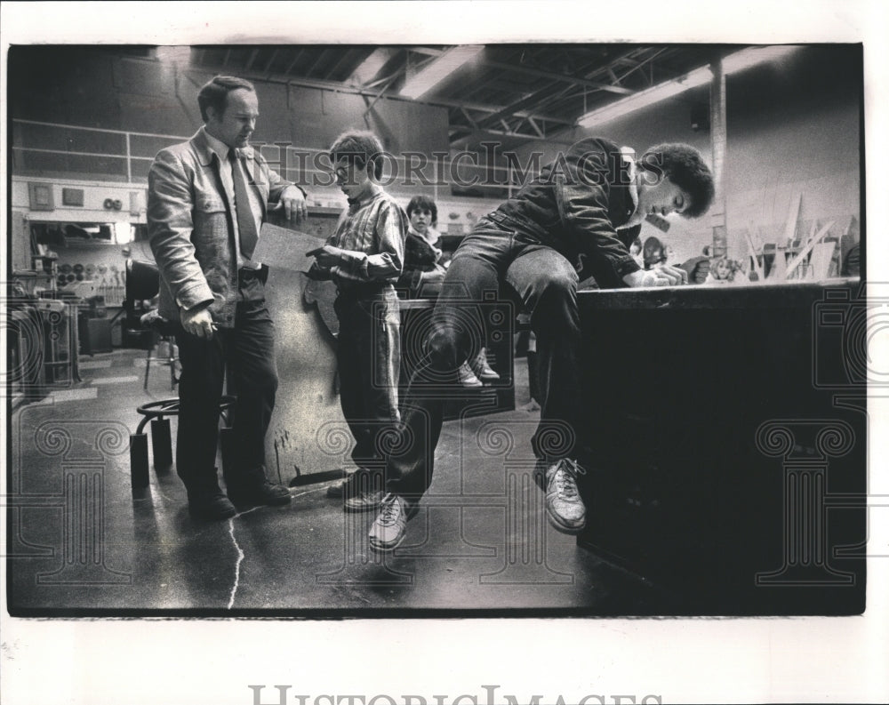 1986 Larry Owings teaching Industrial Arts in Oregon City. - Historic Images