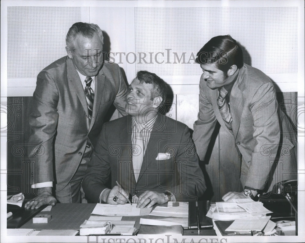 1971 Gerry Young, Bruins chief scout conducting business with Milt - Historic Images