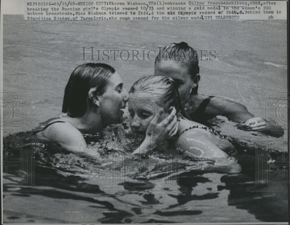 1968 Sharon  Wichman and Galina Prozumenshikova after breaking - Historic Images