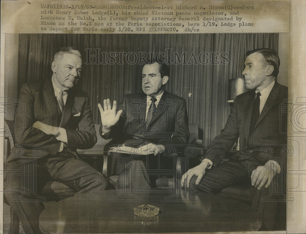 1969 Richard Nixon negotiating with members of his cabinet. - Historic Images