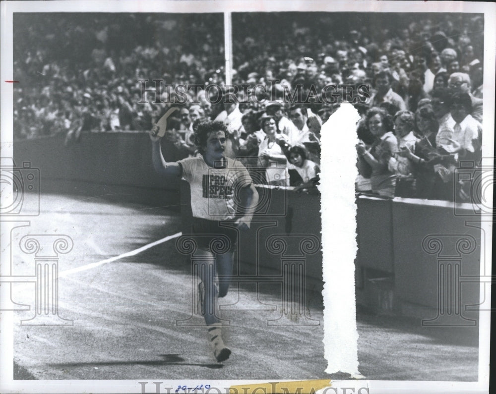 1978 David McGillivray running the 1800 mile Jimmy Fund Race - Historic Images