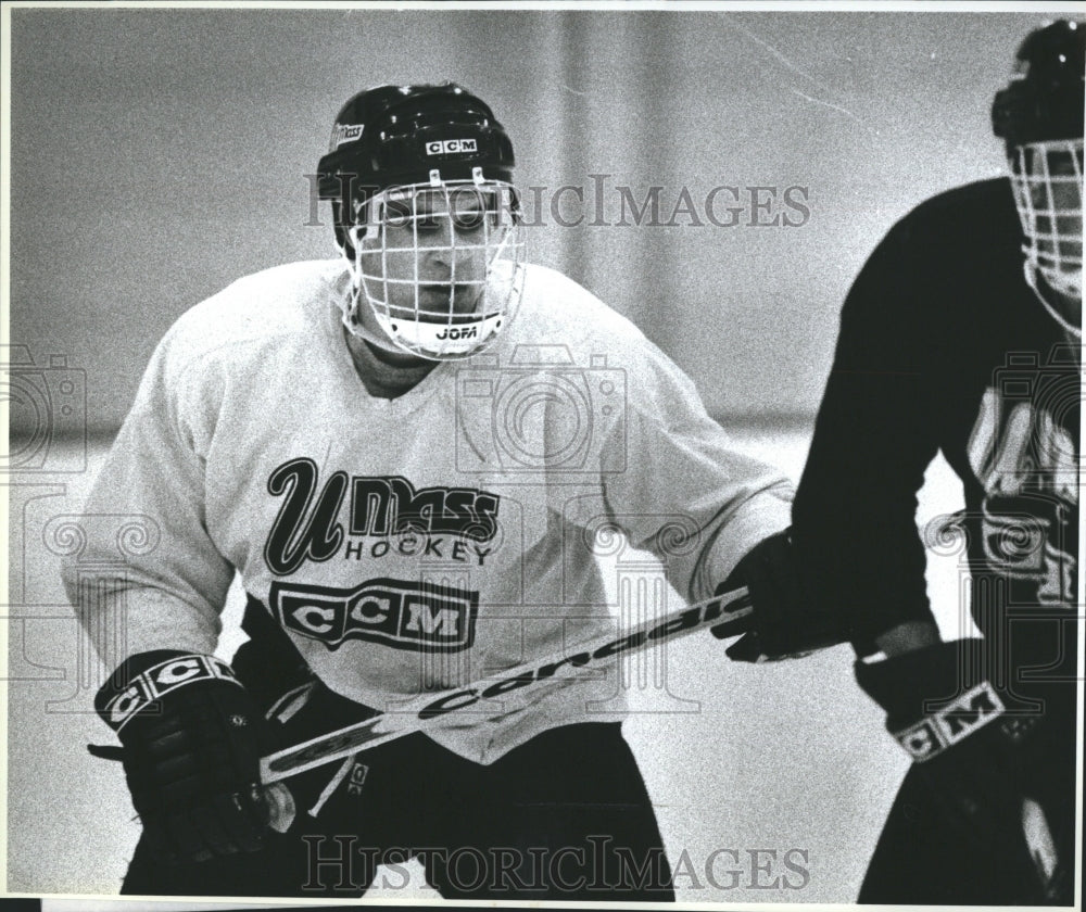 1995 Warren Norris waits for pass during practice - Historic Images