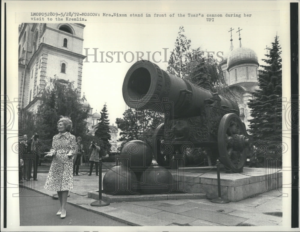 1972 Mrs. Nixon at Tsar&#39;s cannon during visit to the Kremlin - Historic Images