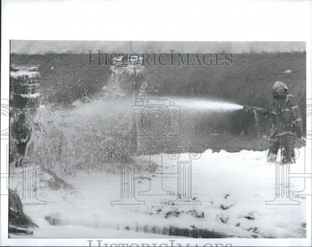 1992 Press Photo Firefighters spray foam on burning gas truck - Historic Images