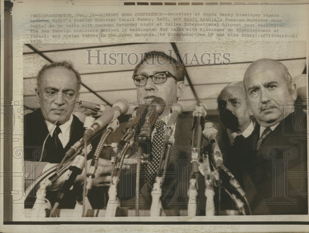 1974 Press Photo Secretary of state Henry Kissinger at airport - Historic Images