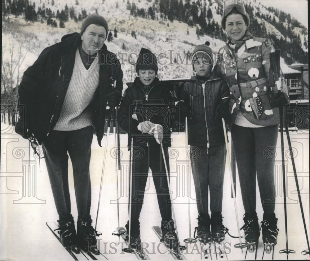 1967 Mr &amp; Mrs David Bell Peck w/ son Davin &amp; daughter Allison skiing - Historic Images