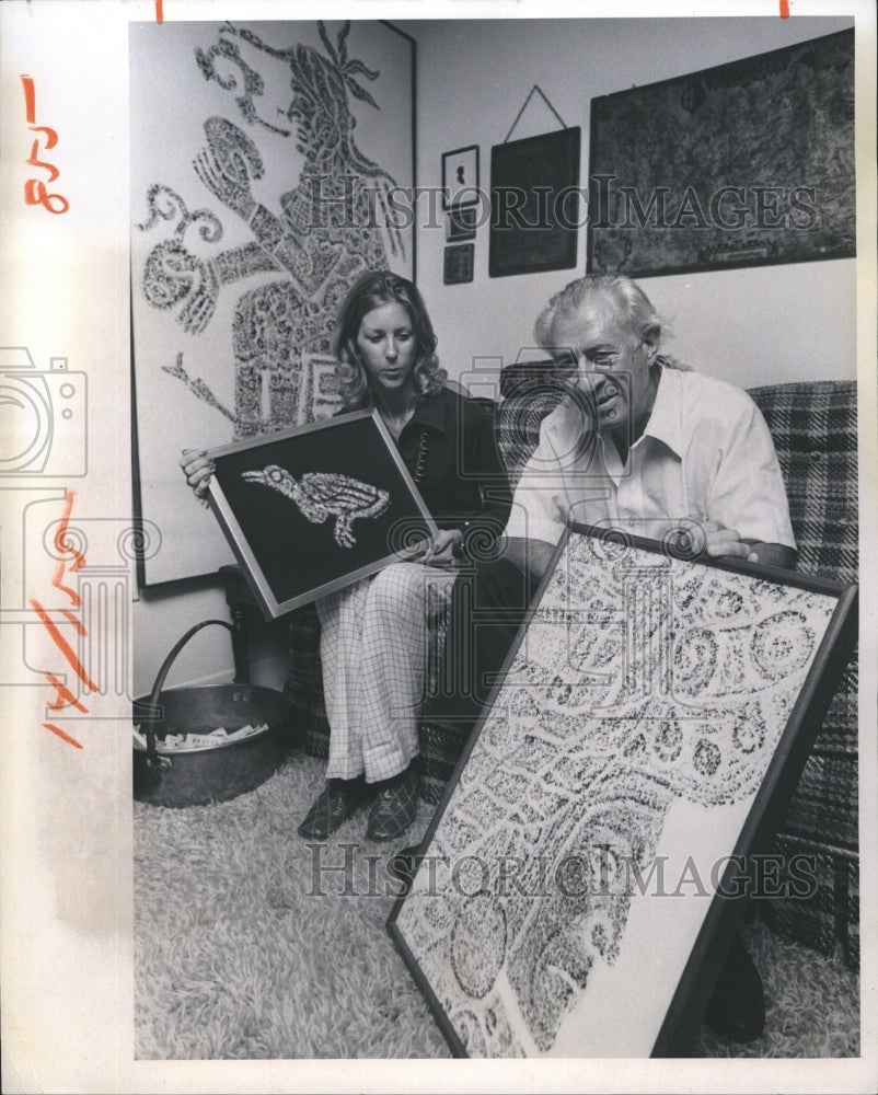 1976 Press Photo Patricia Calvert and Dr. Burr Brundage Admire Rubbing Art - Historic Images