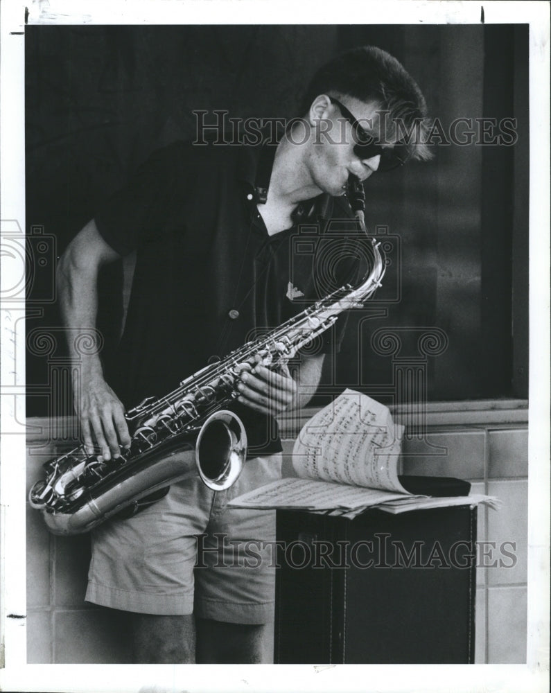 1988 Press Photo &quot;Flash&quot; Gordon of Clearwater Practices Saxaphone - RSH69827 - Historic Images